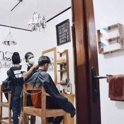 Pangkas Rambut &ldquo;Doa Ibu&rdquo; Spesialis Gaya Rockabilly