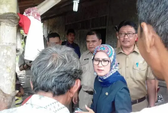 Mendapati Warganya yang Sakit, Bupati Lebak Langsung Menelepon Kepala Dinas Kesehatan Mendapati Warganya yang Sakit, Bupati Lebak Langsung Menelepon Kepala Dinas Kesehatan