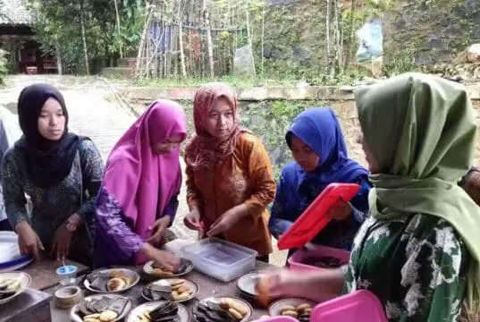 Wisata Literasi di Tengah Suasana Alam Pegunungan Nan Asri Wisata Literasi di Tengah Suasana Alam Pegunungan Nan Asri