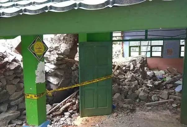Dinding SMPN 19 Kota Tangerang Selatan Jebol Dihantam Longsor Dinding SMPN 19 Kota Tangerang Selatan Jebol Dihantam Longsor