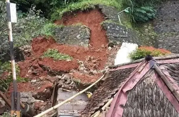Hujan Deras Akibatkan Tanah Longsor dan Turap Roboh di Tangerang Selatan Hujan Deras Akibatkan Tanah Longsor dan Turap Roboh di Tangerang Selatan