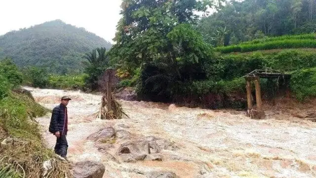 Jembatan Putus Diterjang Banjir, Persiapan Siswa Jelang Ujian Nasional Terganggu Jembatan Putus Diterjang Banjir, Persiapan Siswa Jelang Ujian Nasional Terganggu