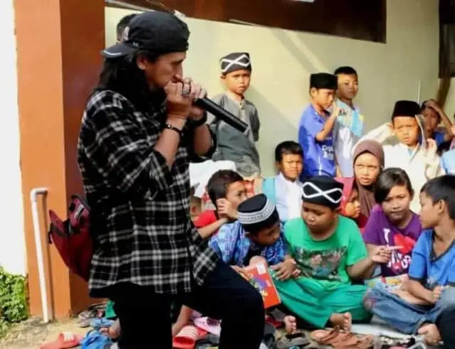 Musik dan Buku diantara Keceriaan Anak-anak Desa Musik dan Buku diantara Keceriaan Anak-anak Desa