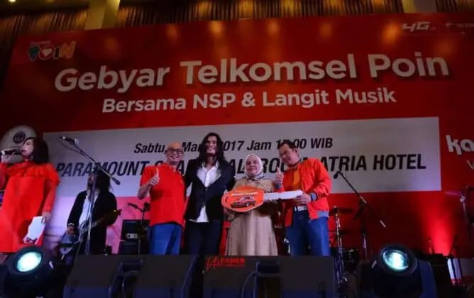 Telkomsel Berikan Hadiah Mobil BMW dan Vespa kepada Pelanggan Setia