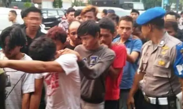 Polres Metro Kota Tangerang Tetapkan 14 Sopir Angkot Jadi Tersangka Polres Metro Kota Tangerang Tetapkan 14 Sopir Angkot Jadi Tersangka