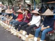 Sembilan Demonstran Lakukan Aksi Semen Kaki Tolak Privatisasi Sumber Air Sembilan Demonstran Lakukan Aksi Semen Kaki Tolak Privatisasi Sumber Air