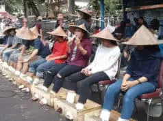 Sembilan Demonstran Lakukan Aksi Semen Kaki Tolak Privatisasi Sumber Air Sembilan Demonstran Lakukan Aksi Semen Kaki Tolak Privatisasi Sumber Air