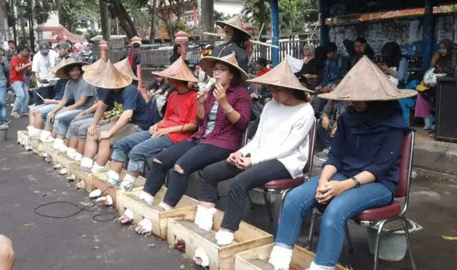 Sembilan Demonstran Lakukan Aksi Semen Kaki Tolak Privatisasi Sumber Air Sembilan Demonstran Lakukan Aksi Semen Kaki Tolak Privatisasi Sumber Air