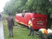 Ugal-Ugalan di Jalan Tol, Bus Murni Jaya Jurusan Labuan-KalideresTerguling Ugal-Ugalan di Jalan Tol, Bus Murni Jaya Jurusan Labuan-KalideresTerguling