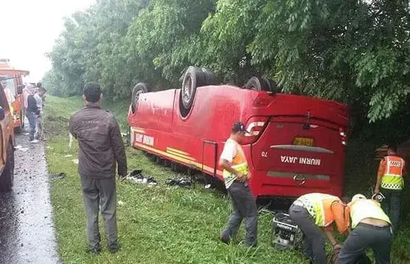 Ugal-Ugalan di Jalan Tol, Bus Murni Jaya Jurusan Labuan-KalideresTerguling Ugal-Ugalan di Jalan Tol, Bus Murni Jaya Jurusan Labuan-KalideresTerguling