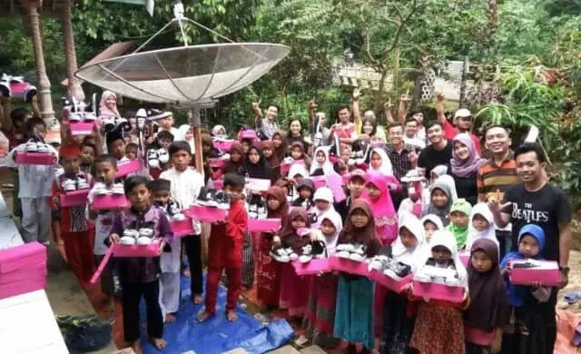Pegiat Literasi Usung Gerakan 1000 Pasang Sepatu Baru untuk Siswa Pegiat Literasi Usung Gerakan 1000 Pasang Sepatu Baru untuk Siswa