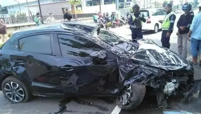 Mobil Mazda Tabrak Pengendara Ojek Online Hingga Tewas di BSD Mobil Mazda Tabrak Pengendara Ojek Online Hingga Tewas di BSD