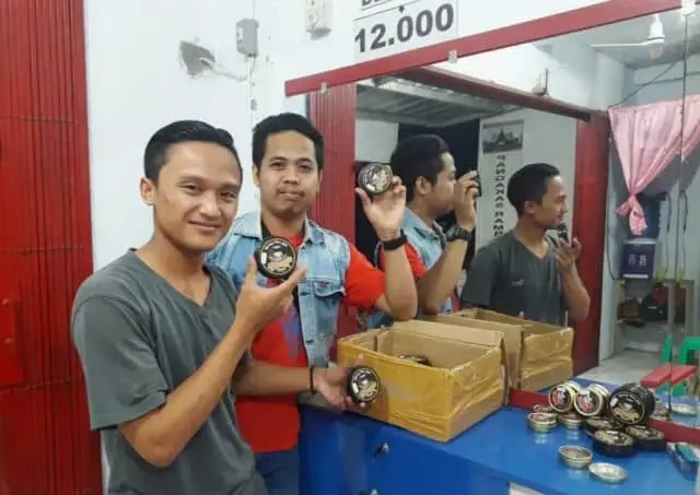 Spirit Bisnis Berbasis Komunitas: “Banyak Teman Banyak Rejeki” Spirit Bisnis Berbasis Komunitas: “Banyak Teman Banyak Rejeki”