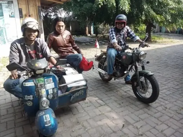 Uji Kebijakan Ongkos Kirim Gratis Presiden Jokowi, Relawan Motor Literasi Kirim Paket Buku ke Sejumlah Daerah di Indonesia Uji Kebijakan Ongkos Kirim Gratis Presiden Jokowi, Relawan Motor Literasi Kirim Paket Buku ke Sejumlah Daerah di Indonesia
