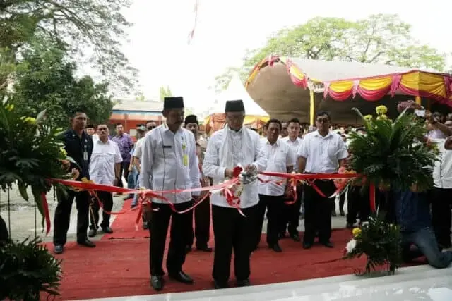 Gubernur Banten Wahidin Halim meresmikan masjid An-Nur SMK Negeri 2 Kota Serang Gubernur Banten Wahidin Halim meresmikan masjid An-Nur SMK Negeri 2 Kota Serang