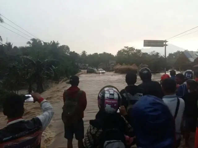 Gorong-gorong Mampet, Jalan Raya Serang-Pandeglang Diterjang Banjir Gorong-gorong Mampet, Jalan Raya Serang-Pandeglang Diterjang Banjir