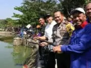1.000 Buruh Lakukan Aksi Mancing Bersama dengan Bupati Tangerang 1.000 Buruh Lakukan Aksi Mancing Bersama dengan Bupati Tangerang