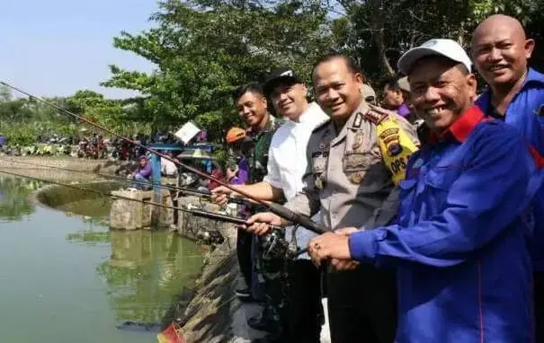 1.000 Buruh Lakukan Aksi Mancing Bersama dengan Bupati Tangerang 1.000 Buruh Lakukan Aksi Mancing Bersama dengan Bupati Tangerang