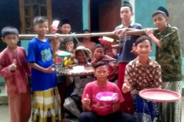 Tradisi Piring Kosong, Gaya Ngabuburit Warga Lebaksawo, Cinangka, Kabupaten Serang Tradisi Piring Kosong, Gaya Ngabuburit Warga Lebaksawo, Cinangka, Kabupaten Serang