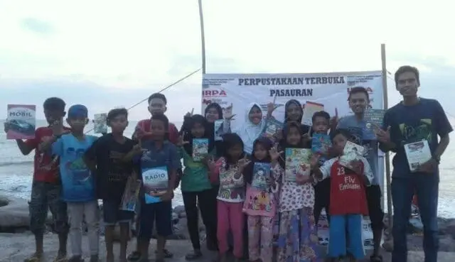 Jaga Kelestarian Pantai, Pemuda Desa Pasauran Gelar Perpustakaan Terbuka Bangun Minat Baca Masyarakat