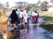 Warga Kragilan Gagal Ziarah, Apk Beri Sindiran Keras Terhadap Pemerintah Desa Warga Kragilan Gagal Ziarah, Apk Beri Sindiran Keras Terhadap Pemerintah Desa