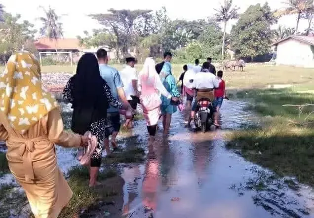 Warga Kragilan Gagal Ziarah, Apk Beri Sindiran Keras Terhadap Pemerintah Desa Warga Kragilan Gagal Ziarah, Apk Beri Sindiran Keras Terhadap Pemerintah Desa