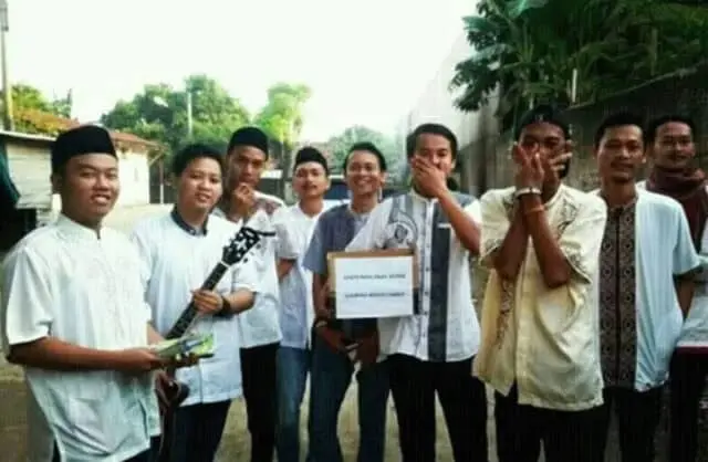Komunitas Musik Cadas “Sampah Anyer Family” Ngamen Keliling Kampung Demi Santuni Anak Yatim Komunitas Musik Cadas “Sampah Anyer Family” Ngamen Keliling Kampung Demi Santuni Anak Yatim