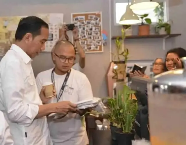 Presiden Jokowi Puji Anak Muda Kembangkan Brand Lokal Presiden Jokowi Puji Anak Muda Kembangkan Brand Lokal