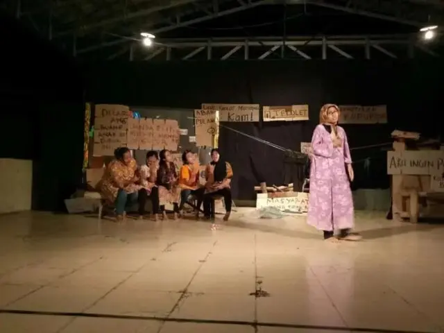 Berharap Ada Gedung Pertunjukan Memadai di Rangkasbitung, Teater Empat Pentaskan Lakon “Lorong” Berharap Ada Gedung Pertunjukan Memadai di Rangkasbitung, Teater Empat Pentaskan Lakon “Lorong”