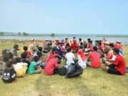 Pemuda Lintas Komunitas Bersihkan Kawasan Teluk Pemuda Lintas Komunitas Bersihkan Kawasan Teluk