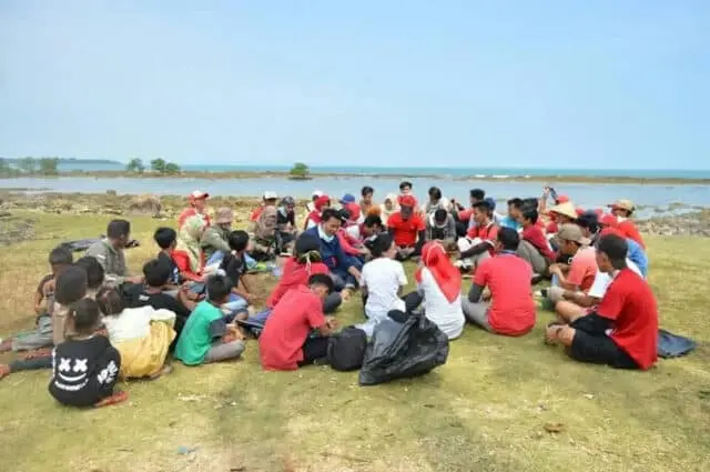 Pemuda Lintas Komunitas Bersihkan Kawasan Teluk Pemuda Lintas Komunitas Bersihkan Kawasan Teluk