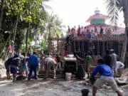 Warga Kampung Lebak Sawo Gotong Royong Rehab Mesjid Al-Hidayah Warga Kampung Lebak Sawo Gotong Royong Rehab Mesjid Al-Hidayah