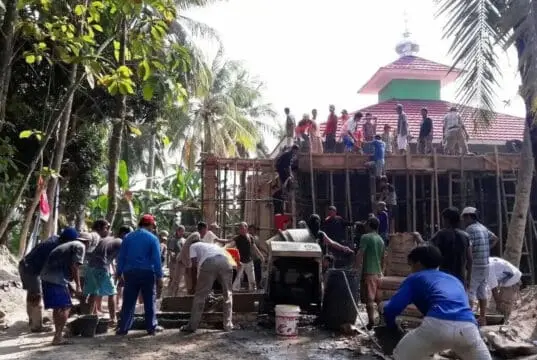 Warga Kampung Lebak Sawo Gotong Royong Rehab Mesjid Al-Hidayah Warga Kampung Lebak Sawo Gotong Royong Rehab Mesjid Al-Hidayah