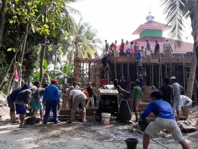 Warga Kampung Lebak Sawo Gotong Royong Rehab Mesjid Al-Hidayah Warga Kampung Lebak Sawo Gotong Royong Rehab Mesjid Al-Hidayah