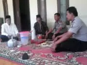 Kapolsek Mandalawangi Silaturahmi ke Tokoh Masyarakat Tangkal Radikalisme Kapolsek Mandalawangi Silaturahmi ke Tokoh Masyarakat Tangkal Radikalisme