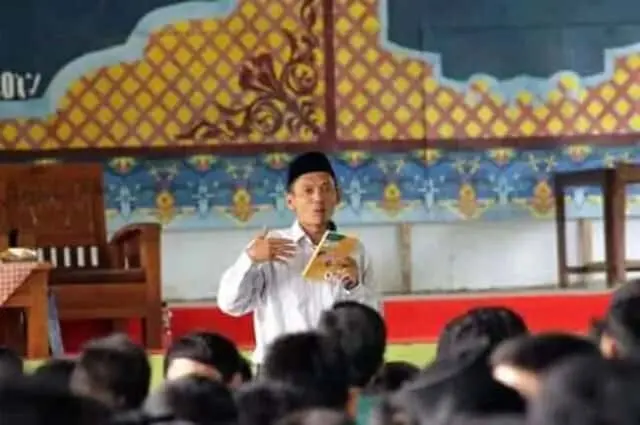 Novel “Lost In Pesantren” Karya Saeful Bahri Dibedah di Ponpes Manahijussadat Novel “Lost In Pesantren” Karya Saeful Bahri Dibedah di Ponpes Manahijussadat