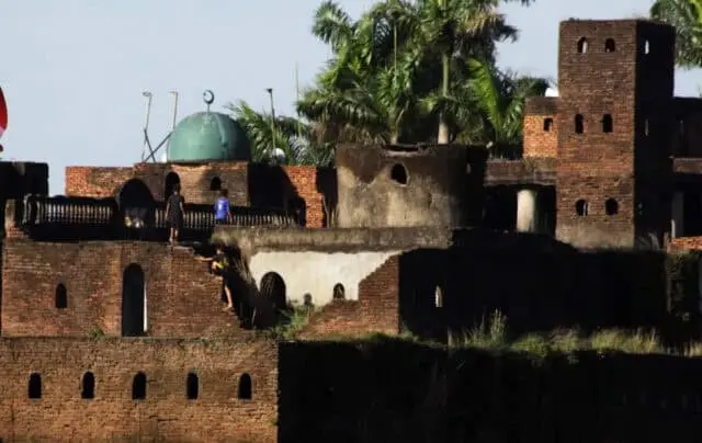 Berani Berzikir di Ruang Bawah Tanah? Datang ke Masjid Pintu Seribu Berani Berzikir di Ruang Bawah Tanah? Datang ke Masjid Pintu Seribu