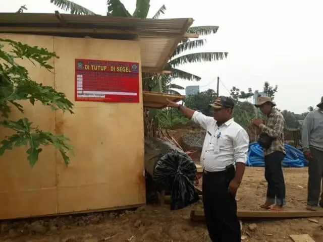Tak Miliki IMB, Konstruksi Instalasi Air Bersih PT Meminum Tec Disegel Tim Paku Bumi Tak Miliki IMB, Konstruksi Instalasi Air Bersih PT Meminum Tec Disegel Tim Paku Bumi