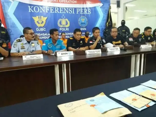 WNA Bawa Sabu Diamankan Petugas Bea Cukai WNA Bawa Sabu Diamankan Petugas Bea Cukai