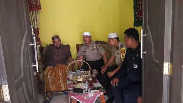 Kapolsek Karawaci Shalat Berjamaah dan Kunjungi Ponpes Daarul Istiqomah Kapolsek Karawaci Shalat Berjamaah dan Kunjungi Ponpes Daarul Istiqomah