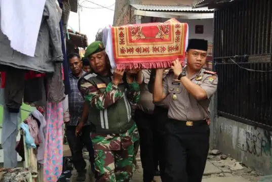 Kapolres Metro Tangerang Kota Hantarkan Jenazah Korban Pabrik Petasan Ke Liang Lahat Kapolres Metro Tangerang Kota Hantarkan Jenazah Korban Pabrik Petasan Ke Liang Lahat
