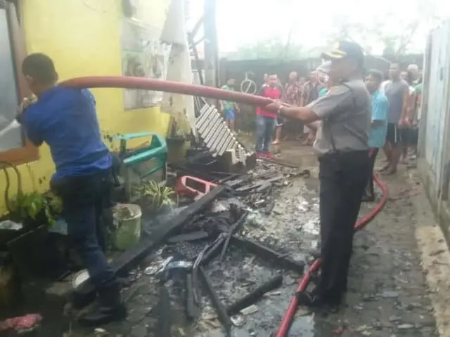 Polisi Bersinergi dengan PMI dan BPBD Kota Tangerang Evakuasi Korban Kebakaran di Neglasari Polisi Bersinergi dengan PMI dan BPBD Kota Tangerang Evakuasi Korban Kebakaran di Neglasari