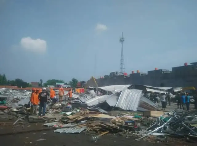 Hanya 1,5 Jam Petugas Penertiban Ratakan Pasar Penampungan Terminal Cibodas Hanya 1,5 Jam Petugas Penertiban Ratakan Pasar Penampungan Terminal Cibodas