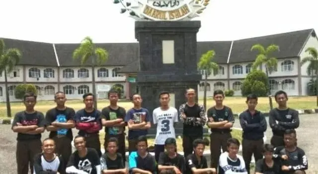 Tim Pramuka Daarul Ishlah Beraksi di Antara Pelangi Tim Pramuka Daarul Ishlah Beraksi di Antara Pelangi