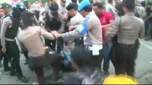 LBH Rakyat Banten Mengecam Represifitas Aparat Kepolisian Terhadap Masa Aksi LBH Rakyat Banten Mengecam Represifitas Aparat Kepolisian Terhadap Masa Aksi