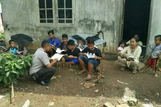 Polisi Polsek Pasar Kemis Tangerang Ajak Masyarakat Minati Baca Buku Polisi Polsek Pasar Kemis Tangerang Ajak Masyarakat Minati Baca Buku