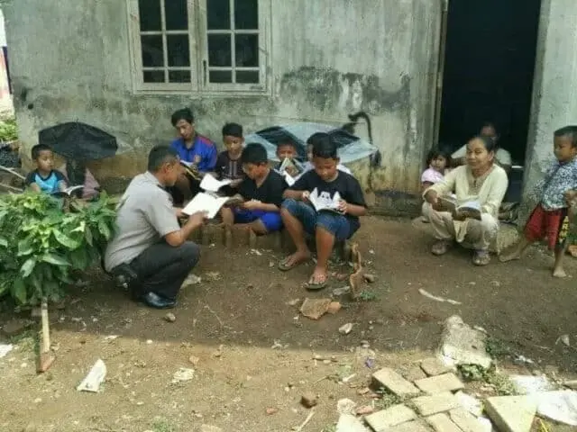 Polisi Polsek Pasar Kemis Tangerang Ajak Masyarakat Minati Baca Buku Polisi Polsek Pasar Kemis Tangerang Ajak Masyarakat Minati Baca Buku
