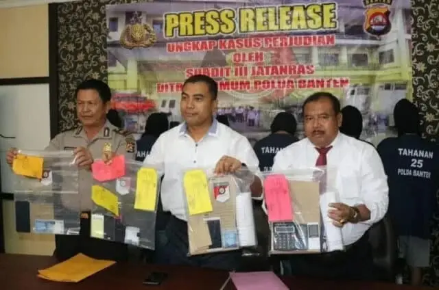 Reserse Kriminal Polda Banten Ringkus Enam Pelaku Judi Togel di Tangerang Reserse Kriminal Polda Banten Ringkus Enam Pelaku Judi Togel di Tangerang