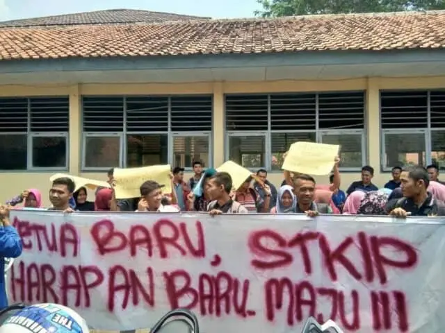 Pelantikan Ketua Baru STKIP Setia Budhi Rangkasbitung Diwarnai Demo Mahasiswa Pelantikan Ketua Baru STKIP Setia Budhi Rangkasbitung Diwarnai Demo Mahasiswa