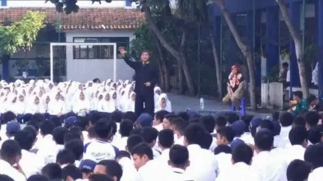 Budi Sabarudin Keliling Sekolah untuk Mendongeng Budi Sabarudin Keliling Sekolah untuk Mendongeng